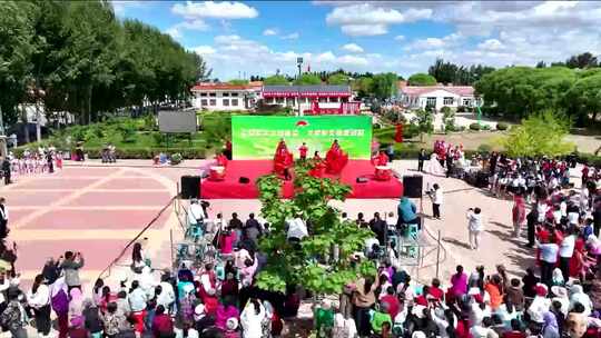 乡村广场文艺表演现场