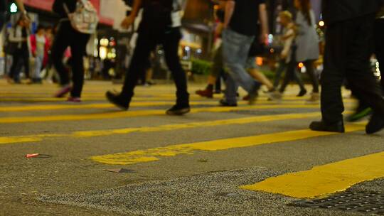 香港穿越城市街道斑马线的人群