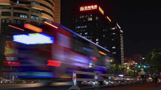 夜晚城市街道行驶的车辆