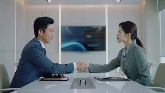 职场男女握手签约