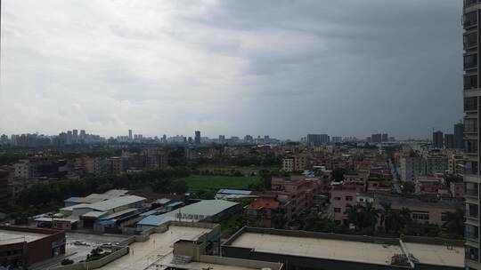 大雨来临城镇景观