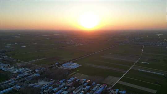 夕阳下的乡村小镇俯瞰全景