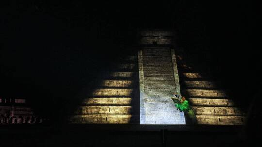 墨西哥奇琴伊察玛雅金字塔夜景灯光秀地拍视频素材模板下载
