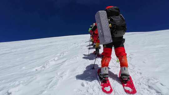 攀登新疆慕士塔格峰雪山的登山队队员