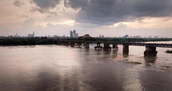 横跨红河的龙边桥，河床美丽的日落背景是河