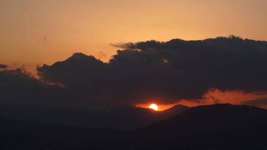 黄昏夕阳日落黄色天空延时傍晚乌云太阳下山