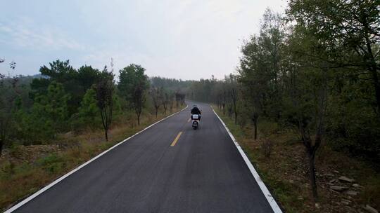 清晨骑着九号电动车走在乡村公路上