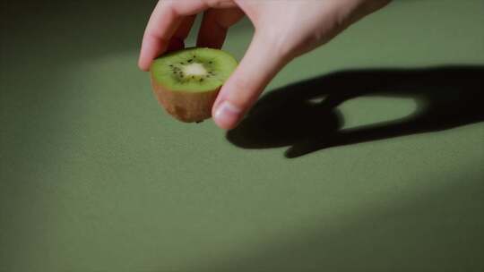 猕猴桃 切好的猕猴桃放在桌面上视频素材模板下载