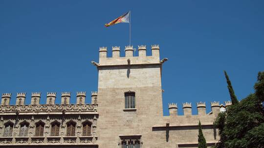 古建筑上飘扬的旗帜