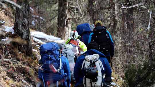 攀登岷山山脉雪宝顶雪山的登山队徒步进山