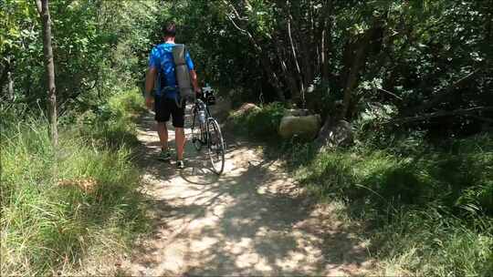 一个男人在山路上骑山地车