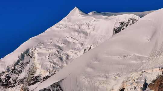 航拍阿尼玛卿雪山