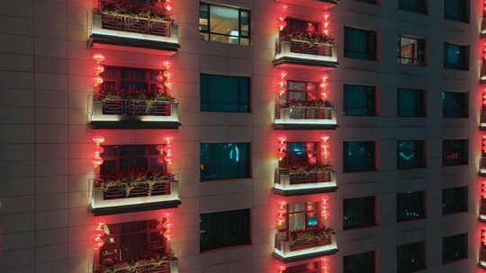 小区新年氛围窗台夜晚红灯笼