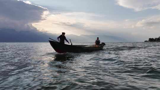 洱海晚霞渔船航拍长镜头