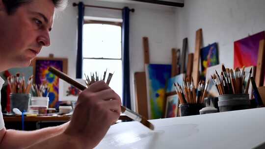 艺术家在工作室作画