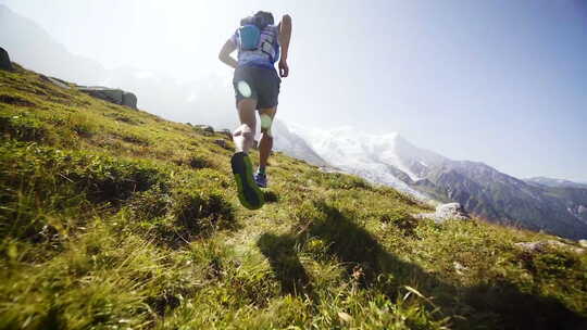 奔跑攀登者奔向成功不畏艰险正能量