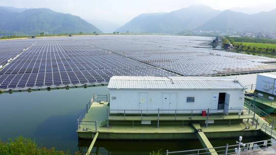 航拍河边光伏太阳能电池板