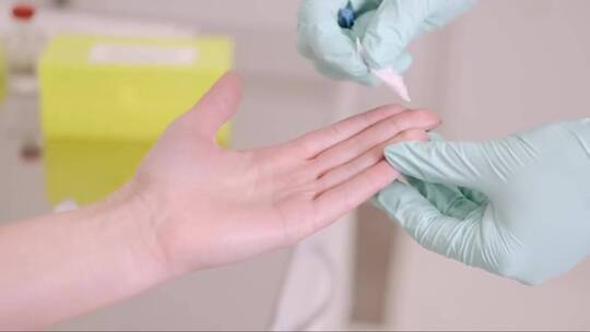 一名医护人员正在做手指棒全血抗体测试