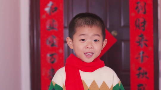 亚洲中国人母子家门口拜年新年快乐视频素材模板下载