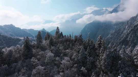 峡谷地貌雪景