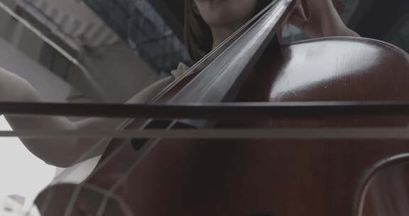 女子演奏大提琴近景