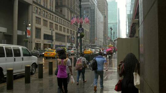下雨天走在街头的人们