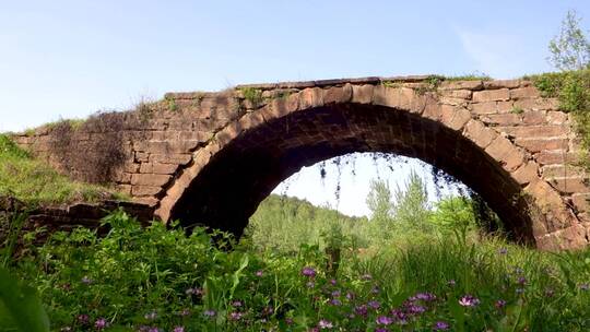 乡村一个古代拱桥 有几百年历史
