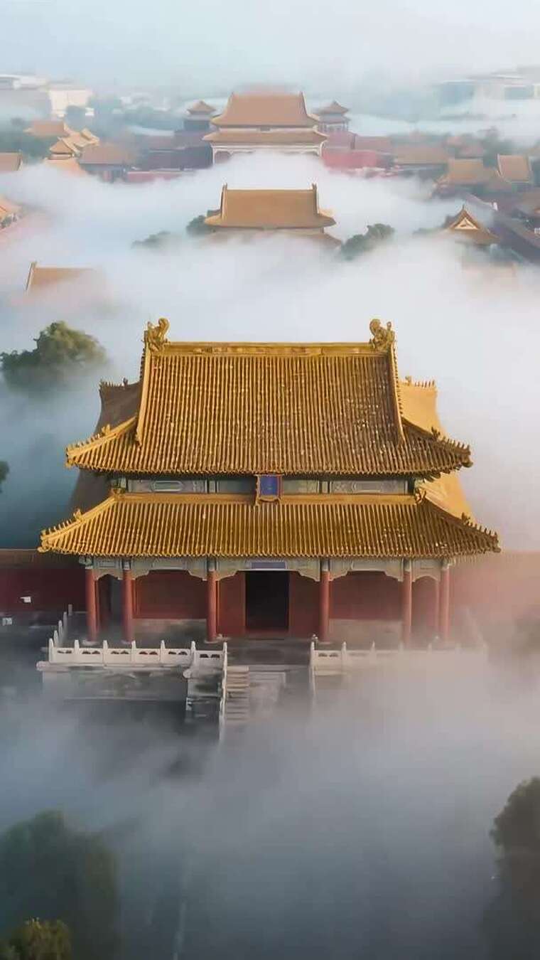 故宫古建筑云雾环绕景象