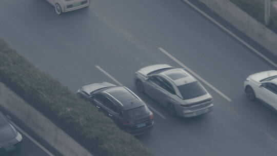 镜头跟着车辆在高架桥上行驶，过场镜头