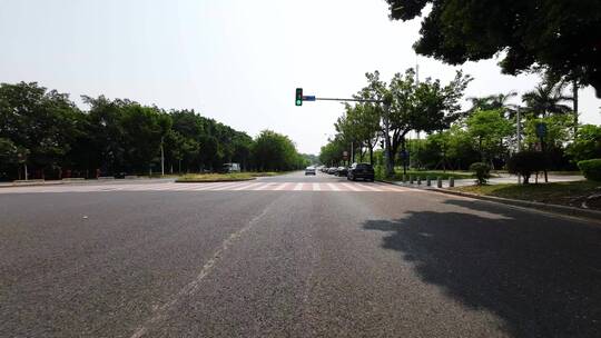 驾车开车乘车行驶在城市道路上第一视角