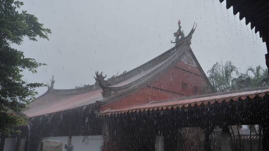 泉州开元寺屋檐燕尾脊雨景雨天宗教