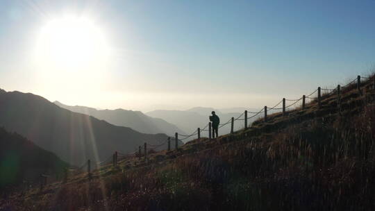 秋天黄昏武功山登山者自拍