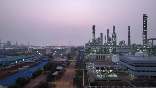 夕阳下的石油化工厂