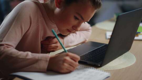 女孩，笔记本电脑，写作，家庭学习