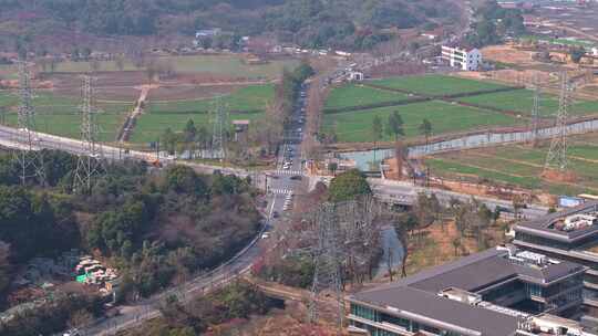 杭州临平城郊公路田野及输电塔俯瞰