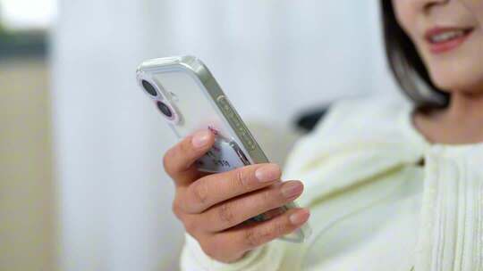 女生轻松惬意居家玩手机