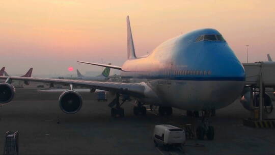 日出时分，飞机747停在登机口