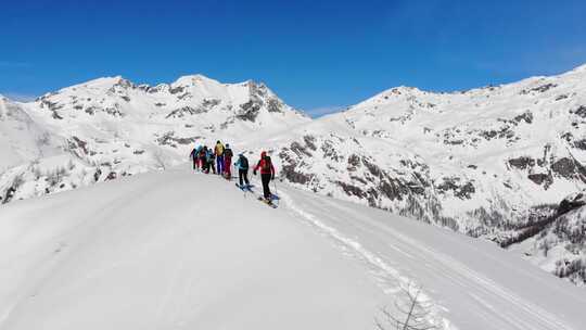 一群人在雪山中行走