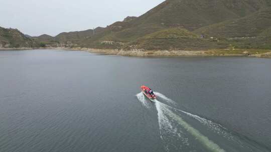 游艇行驶在绿水青山山川航拍