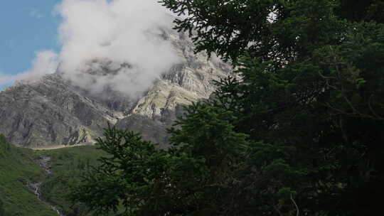 川西结斯沟山谷河流云雾雪山风光实拍