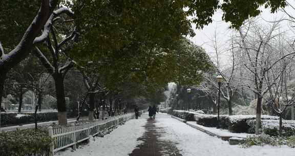 下雪时候的人行街道