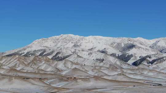 航拍冬季新疆赛里木湖雪山冰湖蓝冰日照金山