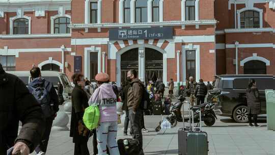 沈阳站火车站进站口出站口旅客人群