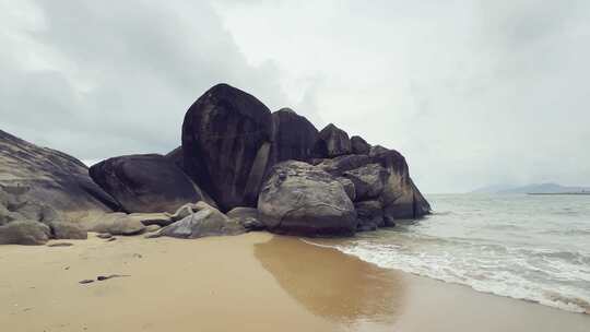 大海边的岩石海浪