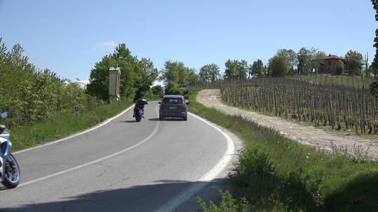 公路上行驶的摩托车