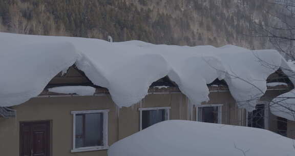 积雪覆盖屋顶的冬日房屋景象