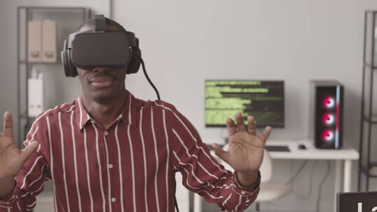 戴着VR耳机玩视频游戏的黑人