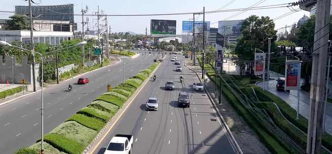 繁忙道路上快速行驶的车辆