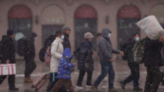 大雪中春运的人流