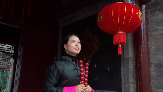 中式四合院胡同里美女看风景